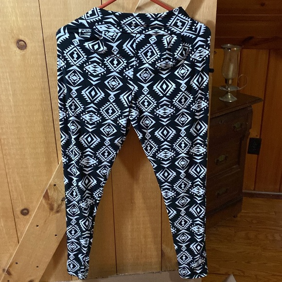 Fancy Fans leggings with pockets size small - Picture 4 of 7